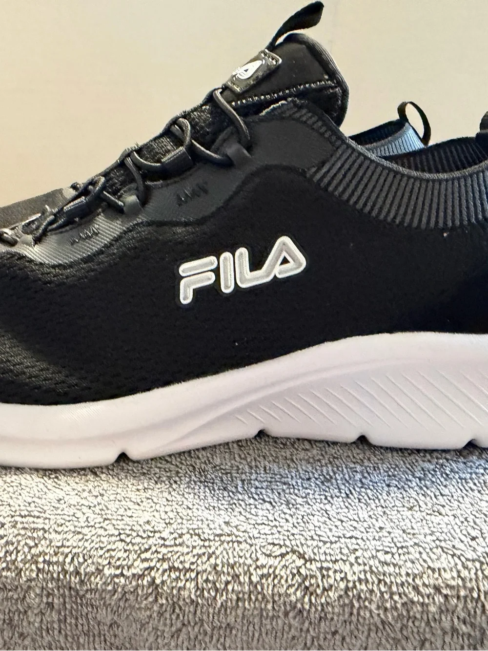 FILA Memory Skyway 3.0 Men's Running Shoes Size 8.5 NIB Black White